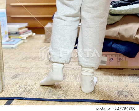 散らかった部屋に立つスウェットパンツを履いた人の足元_後ろ 散らかった部屋に立つスウェットパンツを履いた人の足元_後ろ 127794800