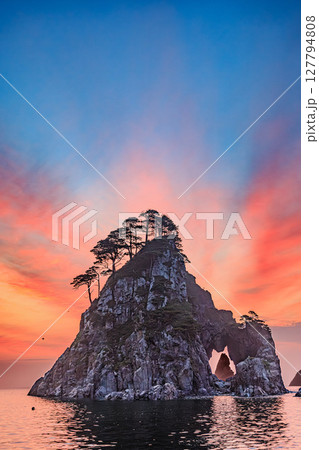 朝焼けに染まる岩手・つりがね洞の絶景 127794808