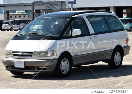 駐車場に並ぶ乗用車(トヨタ・エスティマ 初代後期型) 駐車場に並ぶ乗用車(トヨタ・エスティマ 初代後期型) 127794824