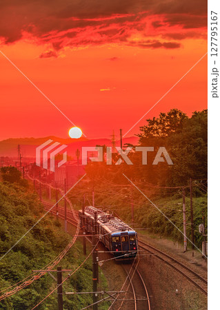 茜空と電車の軌跡 127795167