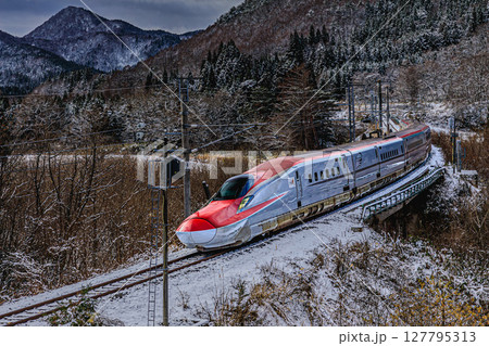 雪原を走る秋田新幹線こまち 127795313