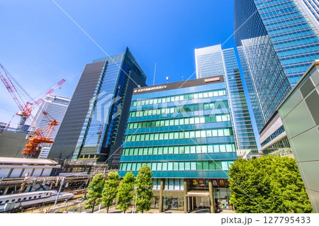 日本の東京都市景観 田町駅や新幹線などを望む 127795433