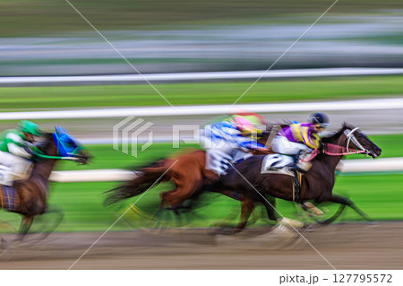 勝利を目指して疾走する競走馬たち 127795572