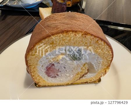 フルーツロールケーキ 127796429