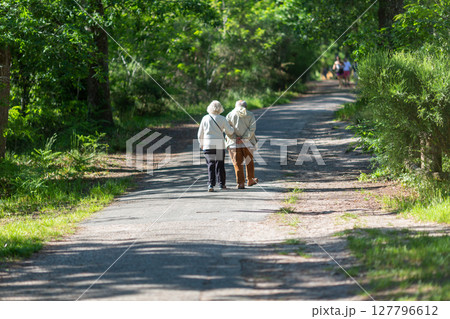 couple walking on the promenade on a sunny day 127796612