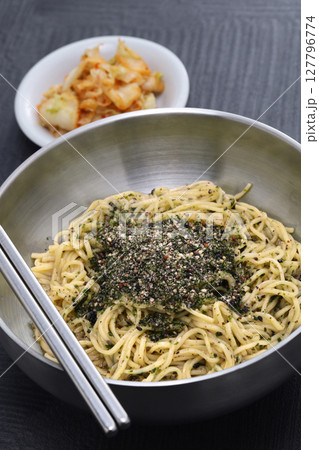 トゥルギルムマッククス(エゴマ油入り混ぜそば)、韓国料理 127796774