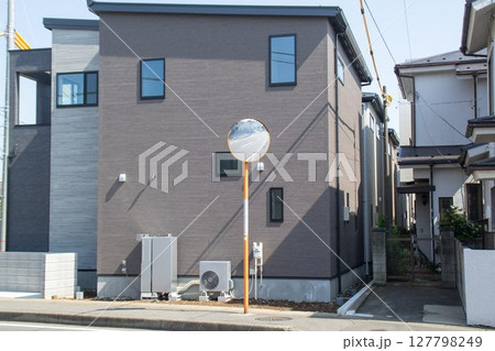 新築一戸建て分譲住宅　片流れ屋根 127798249