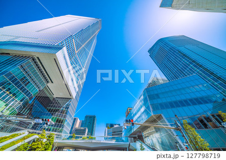 日本の東京都市景観 虎ノ門ヒルズステーションタワー（虎ノ門ヒルズ駅）などを望む 127798719
