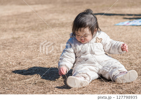 【相模原市立麻溝公園の芝生広場で遊ぶ1歳児 座る】 【相模原市立麻溝公園の芝生広場で遊ぶ1歳児 座る】 127798935