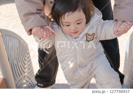 【相模原市立麻溝公園の子どもの広場でママと遊ぶ1歳児】 127798937