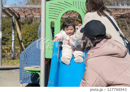 【相模原市立麻溝公園の子どもの広場でママとババで遊ぶ1歳児】 127798943