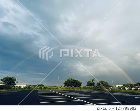 梅雨の関東平野にかかる虹 127798982