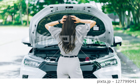 車が故障して困る女性 車が故障して困る女性 127799041