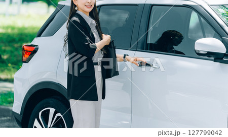 車に乗る女性・ビジネスウーマン 車に乗る女性・ビジネスウーマン 127799042
