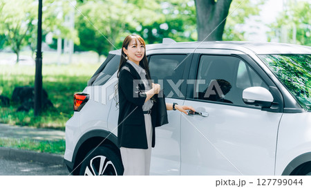 車に乗る女性・ビジネスウーマン 127799044