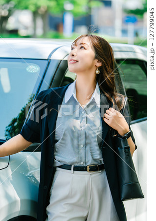 車と女性・ビジネスウーマン 127799045