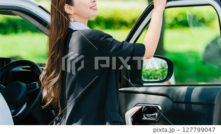 車と女性・ビジネスウーマン 車と女性・ビジネスウーマン 127799047