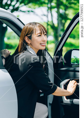 車と女性・ビジネスウーマン 127799051