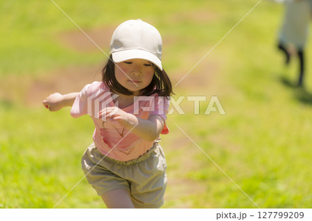 公園を元気に走る女の子の夏の日常 公園を元気に走る女の子の夏の日常 127799209