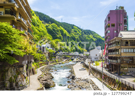 杖立川沿いに広がる温泉街と初夏の青空 杖立川沿いに広がる温泉街と初夏の青空 127799247