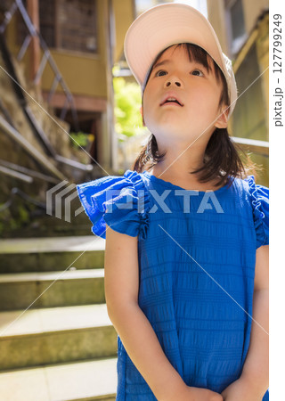 杖立温泉の路地で空を見上げる女の子 127799249