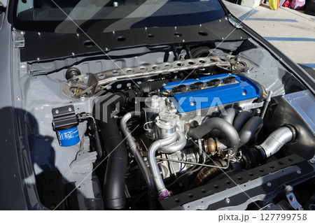 自動車のエンジン、改造車のボンネットの中、チューニングマシン 自動車のエンジン、改造車のボンネットの中、チューニングマシン 127799758