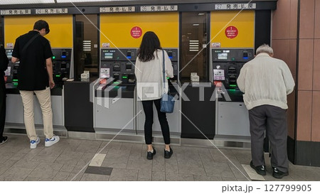 馬券を購入する人々の様子｜自動券売機での投票風景 127799905