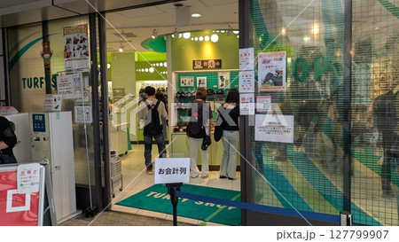 賑わうターフィーショップ店内|JRA公式グッズを求める競馬ファンたち 賑わうターフィーショップ店内|JRA公式グッズを求める競馬ファンたち 127799907