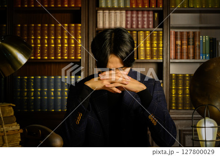 考える男性 考える男性 127800029