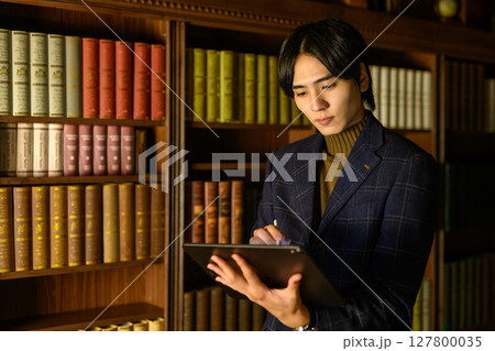 タブダレットを持つ男性 127800035