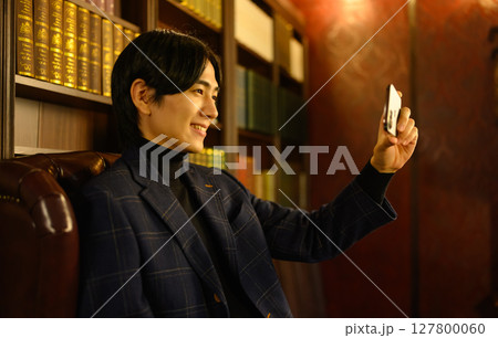 スマホを持った男性 スマホを持った男性 127800060