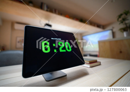 部屋でのワンシーン 127800063