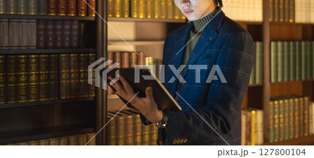 タブダレットを持つ男性 127800104