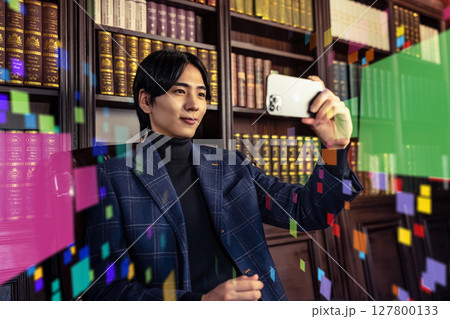 スマホを持った男性 127800133