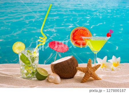 Caribbean tropical beach cocktails mojito margarita 127800187