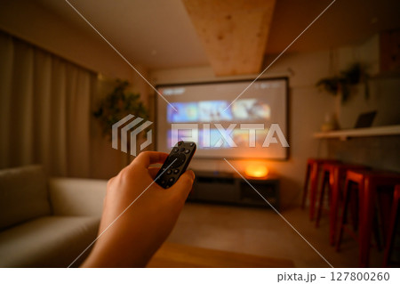 部屋でのワンシーン 127800260