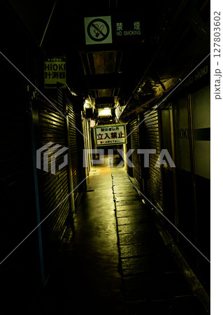 薄暗い狭い路地裏、暗闇にあるシャッター商店街、秋葉原の路地裏にある商店街 127803602