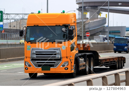 トレーラートラック 127804963