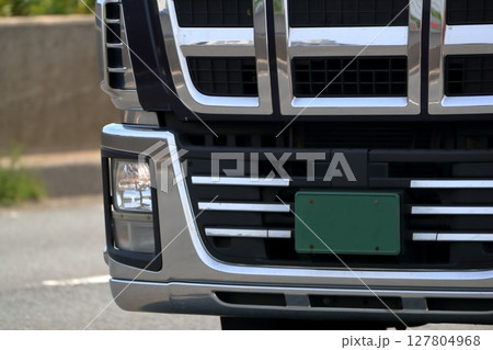 大型トラックのヘッドライト 127804968