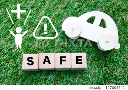 車と安全のアイコンとSAFEの文字ブロックの構成 127805242