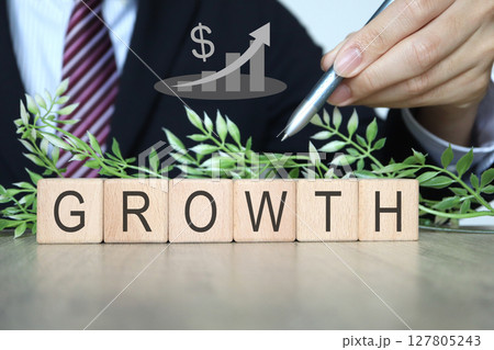GROWTHの文字と成長グラフとビジネスマンの手元 127805243