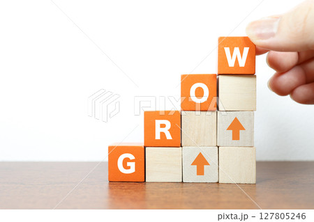 成長を表すGROWの文字と積み木の上昇グラフイメージ 成長を表すGROWの文字と積み木の上昇グラフイメージ 127805246