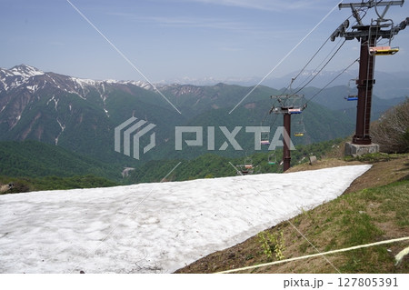 群馬県谷川岳 天神平駅から峠リフトで天神峠に到着 白毛門、朝日岳を見る 2025年5月21日 群馬県谷川岳 天神平駅から峠リフトで天神峠に到着 白毛門、朝日岳を見る 2025年5月21日 127805391