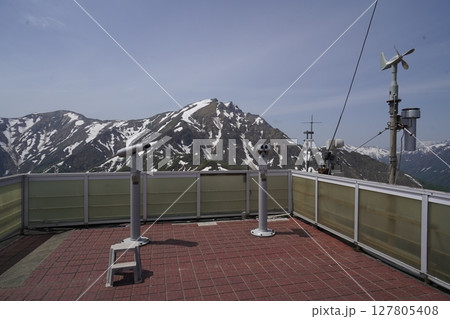 群馬県谷川岳　天神平駅から峠リフトで天神峠に到着　展望台から谷川岳方面を見る　2025年5月21日 127805408