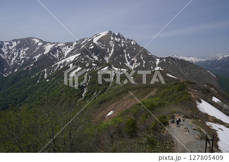 群馬県谷川岳　天神平駅から峠リフトで天神峠に到着　展望台から谷川岳方面を見る　2025年5月21日 127805409