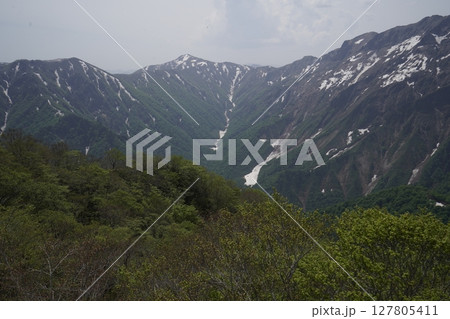 群馬県谷川岳　天神平駅から峠リフトで天神峠に到着　展望台から万太郎山方面を見る　2025年5月21日 127805411