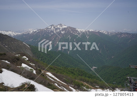 群馬県谷川岳　天神平駅から峠リフトで天神峠に到着　展望台から白毛門方面を見る　2025年5月21日 127805413
