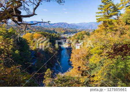 秋の長野県飯田市　紅葉の天龍峡 127805661