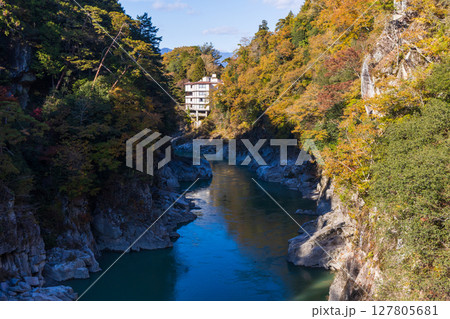 秋の長野県飯田市　紅葉の天龍峡 127805681