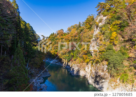 秋の長野県飯田市　紅葉の天龍峡 127805685